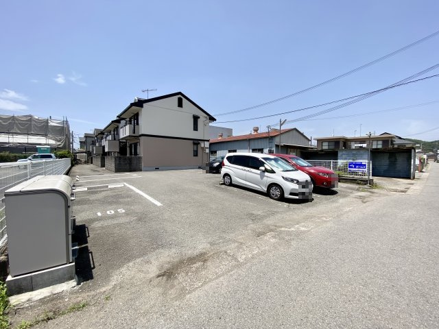 プリシェールOKAの駐車場