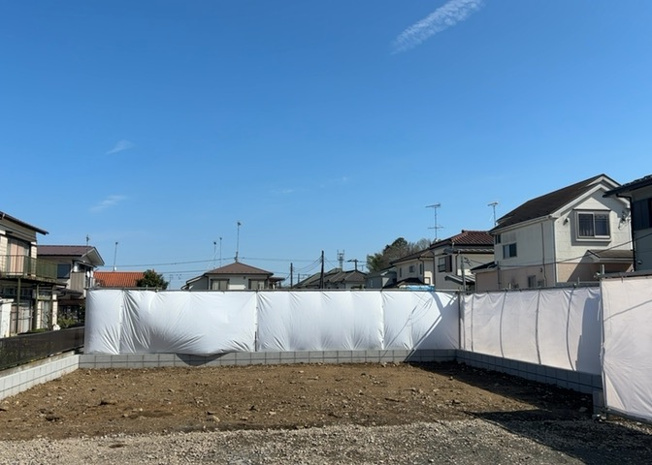 【バルコニー】 | バルコニーは、室外の専用スペースのうち、「屋根がなく開放された空間」であるものを指します。ベランダより広いタイプのものが多く、日当たりもよいため家庭菜園などを楽しみたい人にとって適した環境となります。