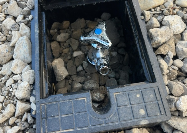 【設備】 | 敷地内には、散水栓や立水栓があります。水道水を直接利用できるため、水を運ぶ手間を省くことが出来ます。大量の水を必要とする洗車作業や清掃などに役立ちます。その他設備とあわせて、現地でご確認ください。