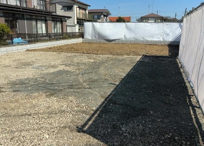 【構造・工法・仕様】 | ベタ基礎とは、柱の位置に関係なく全体に基礎がある事を指し、面積が大きい分建物の重さを全体に分散できます。また、地面からの湿気や害虫を遮断でき、木造住宅で心配されるシロアリ被害を防ぐ効果も期待できます。