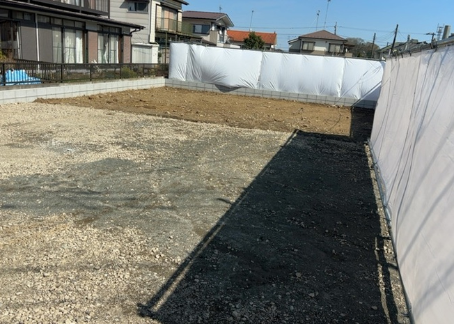 【冷暖房・空調設備】 | 基礎パッキング工法とは、床下の換気確保のため基礎と土台の間に緩衝材を挟み込む工法です。土台の下に数十センチの間隔で設置されるため、全体的な隙間が生まれます。床下換気口に比べて高い通気性が確保されます。