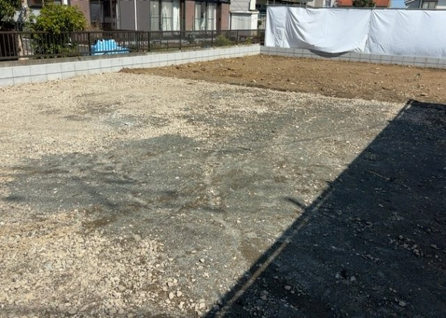 【外観】 | 現地に行くなら、物件の周囲の地形がどうなっているかを見ることも大切です。周辺より低くなっている土地では、大雨などで水が集まりやすいため、地盤が弱くなっているということも考えられるため、注意が必要です。