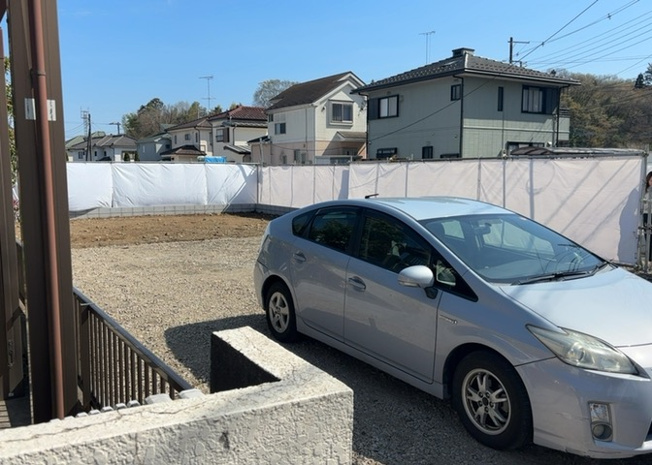 【前面道路含む現地写真】 | 道幅が狭い場所は比較的土地の値段が低いことが多く、また交通量が少ないため騒音が少なく静かな環境で過ごせます。また、小さいお子様がいるご家庭も安心です。一方で車の駐車が難しいというデメリットもあります。