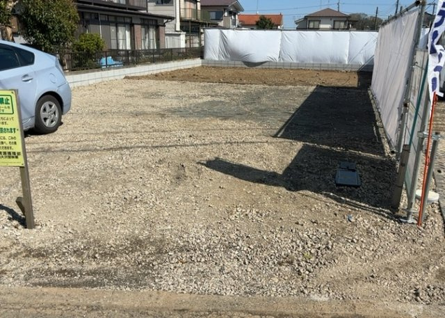 【前面道路含む現地写真】 | 道幅が広い場所は日当たりや風通が良好です。幅が広いのですれ違いも可能ですし大きな車でも駐車可能！一方で、大型車が通ることも多くなるため交通量の増加により騒音に繋がります。また土地の値段が高くなります。