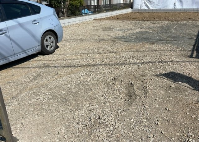 【駐車場】 | 車一台あたりに必要なスペースは、標準サイズの普通自動車で横幅2m50cm、長さ5mは必要になります。ただし、乗降のことも考慮して横幅3m30cm、長さ5m50cmほどは確保できるところを選びましょう。