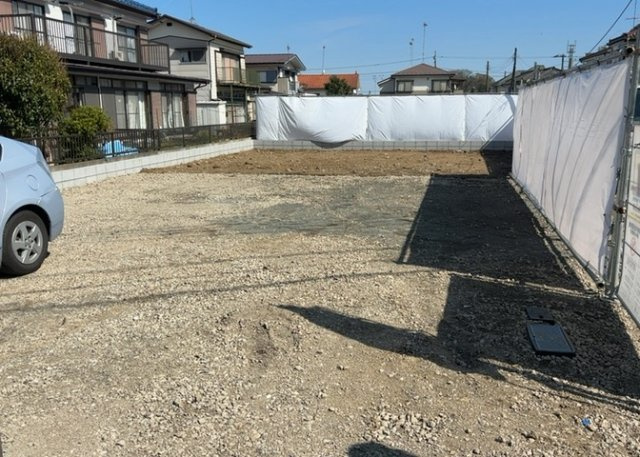 【前面道路含む現地写真】 | 住宅用の土地では前面道路に2m以上接していなければならないと法律で定められています。しかし、お持ちの車のサイズやライフスタイルなどにより、2mでは利便が悪い場合もございますので、事前に確認しましょう。