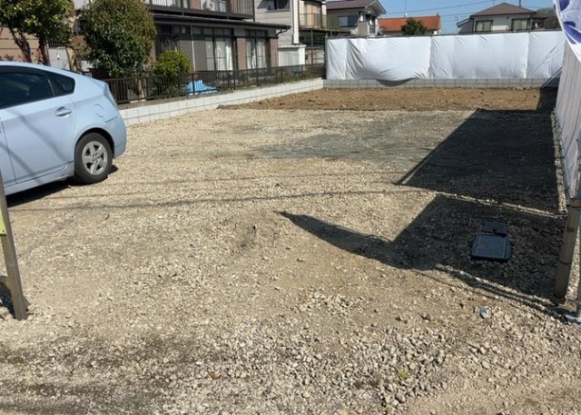 【前面道路含む現地写真】 | お持ちの車種によっては前面道路が広い方が便利でしょう。しかし、前面道路が広ければその分交通量が多くなるため、騒音などが気になる場合があります。実際に現地を見学し、周辺交通量や騒音などを確認しましょう！