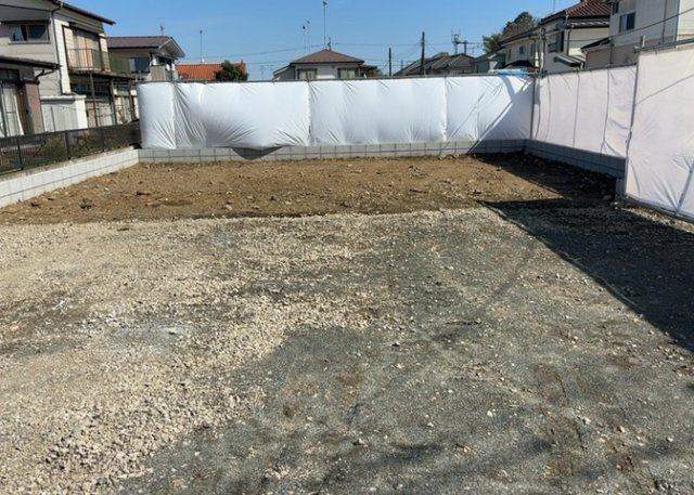 【玄関】 | 玄関は家の顔でもあり、家族以外の目にも止まる場所です。玄関は外との間を仕切る扉、靴などをしまっておく収納スペース、靴脱ぎのたたきスペース、来客とのやり取りをするドアホンなど複数のアイテムからなります。