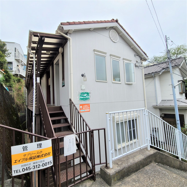 横浜市中区打越のアパートのエントランス
