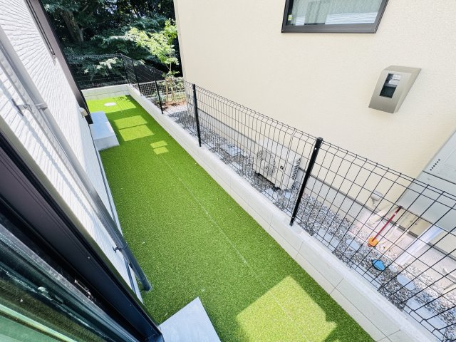 市川市中国分５丁目新築戸建【国府台小学校:6分】の庭|南側隣地境界スペース