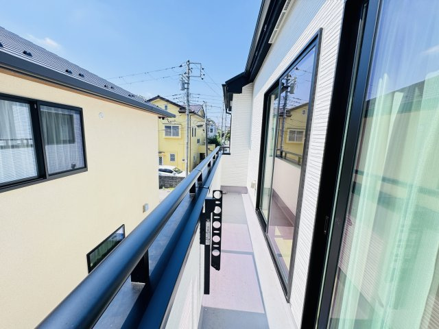 市川市中国分５丁目新築戸建【国府台小学校:6分】のバルコニー|南向きワイドバルコニー・日当たり良好♪