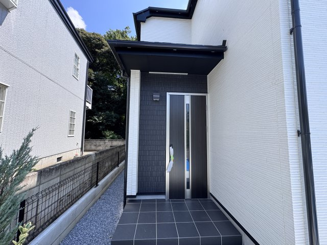市川市中国分５丁目新築戸建【国府台小学校:6分】の玄関|エントランス