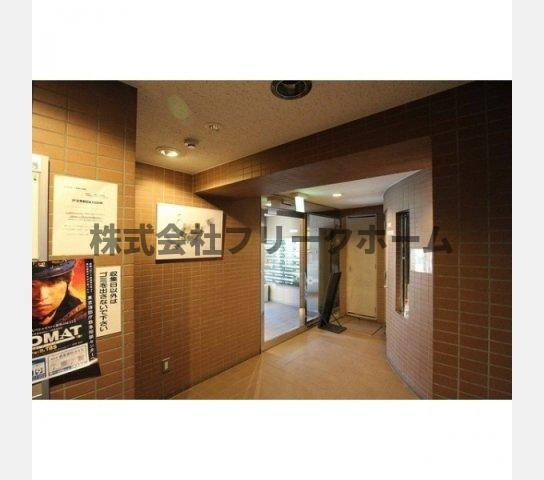 武蔵野市境２丁目の賃貸マンションのエントランス