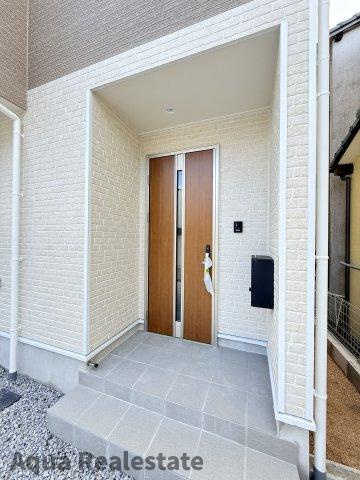 高松市木太町の新築一戸建の前面道路含む現地写真|収納もある玄関です