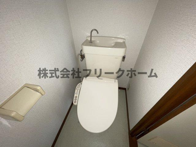武蔵野市境南町２丁目の賃貸マンションのトイレ