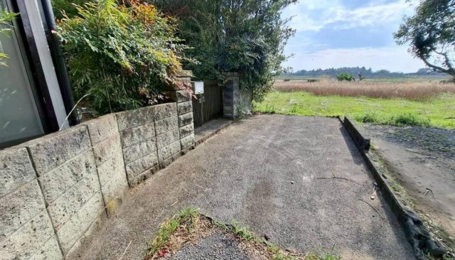 東金市藤下飛地　中古戸建の駐車場|令和3年水周りリフォーム済み 駐車1台（車種制限あります）リフォームの必要なくご入居が可能です