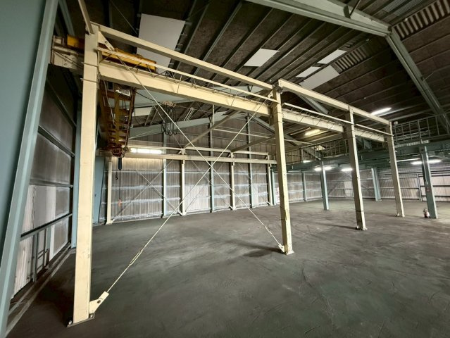 馬郡町4057番倉庫の設備|残置物の天井クレーンです。