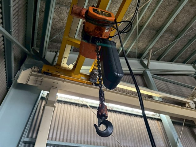 馬郡町4057番倉庫のその他|残置物の天井クレーンです。