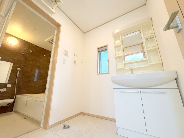 青梅市東青梅3丁目　リフォーム住宅の独立洗面台|リフォーム前写真※室内のご見学いつでも可能です。