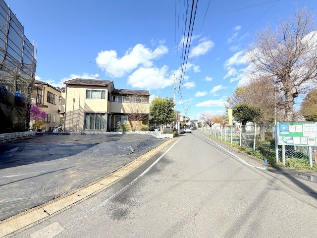 青梅市大門1丁目　新築戸建の前面道路含む現地写真