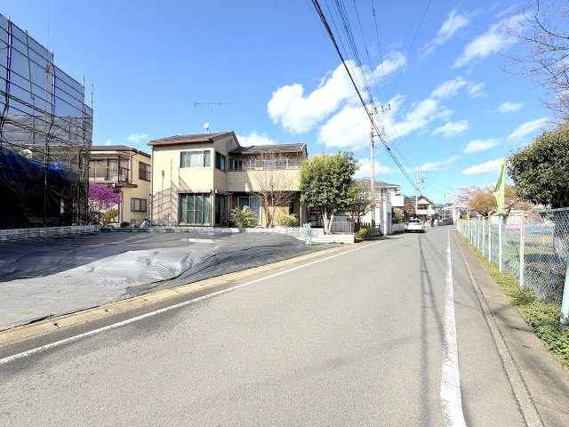 青梅市大門1丁目　新築戸建の前面道路含む現地写真