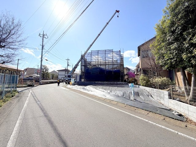青梅市大門1丁目　新築戸建の前面道路含む現地写真