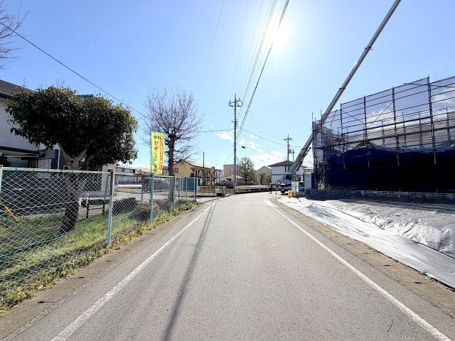 青梅市大門1丁目　新築戸建の前面道路含む現地写真