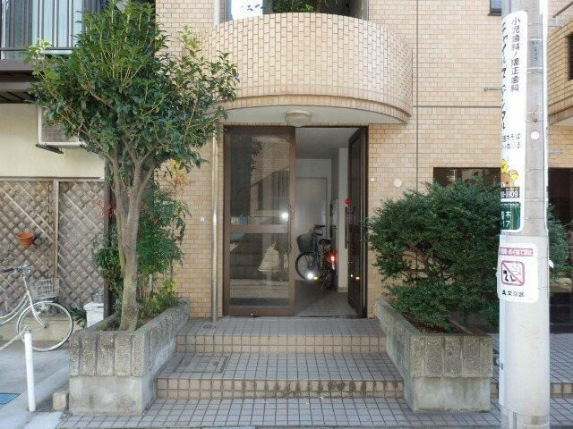 金子ビルのエントランス
