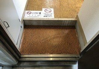 金子ビルの玄関