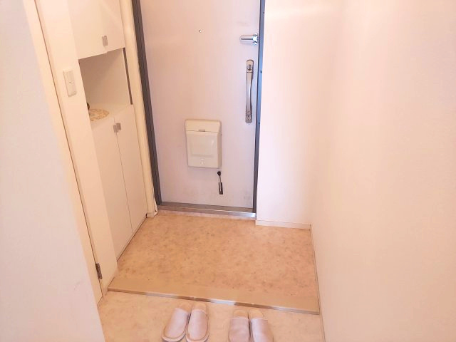 ジャルダン宝塚中山台弐番館B棟の玄関