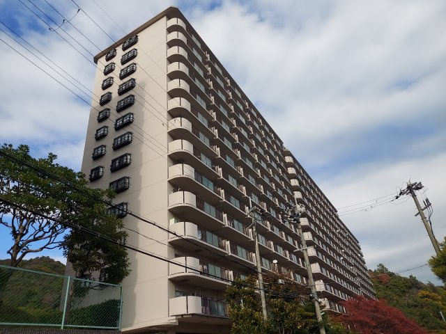 ジャルダン宝塚中山台弐番館B棟の外観