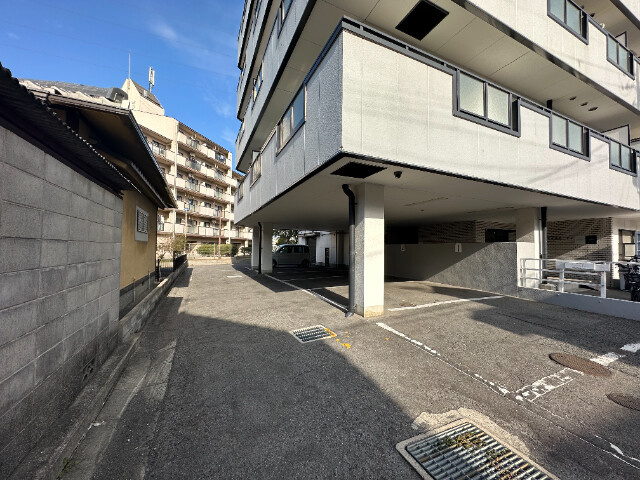 岸和田市神須屋町の賃貸マンションの駐車場