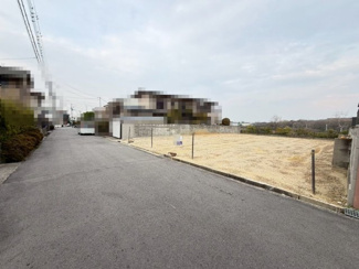 【前面道路含む現地写真】 | 鶴山台２丁目　売土地 | 舗装され通行もスムーズな前面道路♪