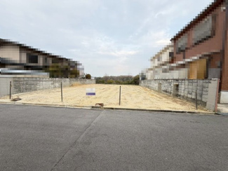 【前面道路含む現地写真】 | 鶴山台２丁目　売土地 | 【建築のご提案が可能です】どんな家を建てる事ができるのだろう？と感じたらイエストアへご相談を！イエストアスタッフが設計士と共にご希望に沿った間取りをご提案を致します♪
