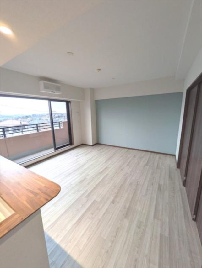 コスモヒルズ永田山王台【仲介手数料無料】の居間・リビング