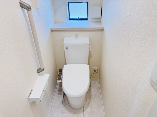 市川市大野町３丁目新築戸建のトイレ|温水洗浄暖房便座つきトイレ