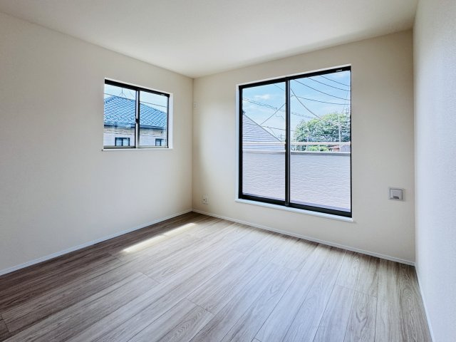 市川市大野町３丁目新築戸建の寝室|7帖寝室・南西側バルコニー前の明るいお部屋です♪