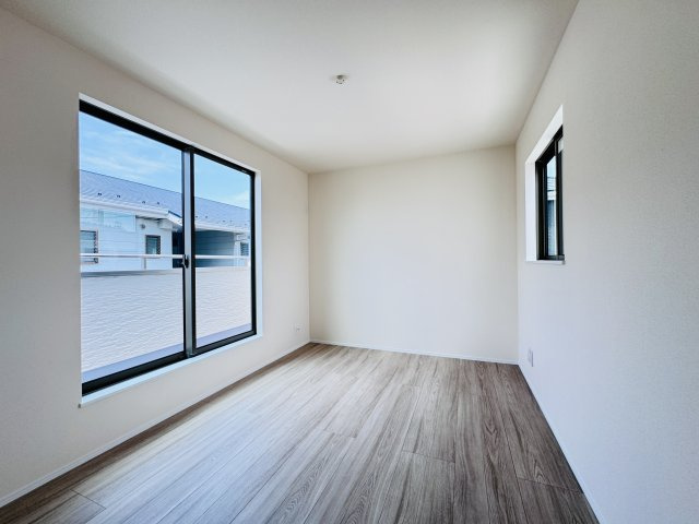 市川市大野町３丁目新築戸建の子供部屋|6帖洋室・南西側バルコニー前の明るいお部屋です♪