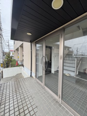 常滑市本郷町4丁目テナントのエントランス