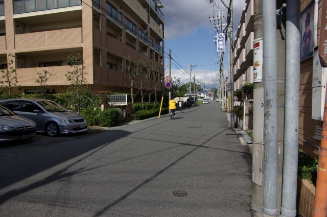 阪急武庫之荘駅から徒歩12分の立地です。周辺は戸建てとマンションが並ぶ静かな住宅街で、子育て世帯にも人気のエリアです。１階東向き３ＬＤＫのお部屋です。