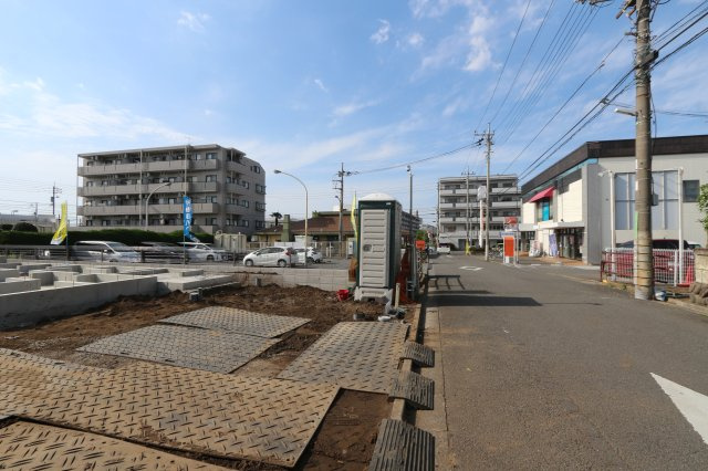 【Heartfull Town】小平仲町403の外観|前面道路はゆとりの約6ｍございます。駐車がしやすく、お車の出し入れも安心です！