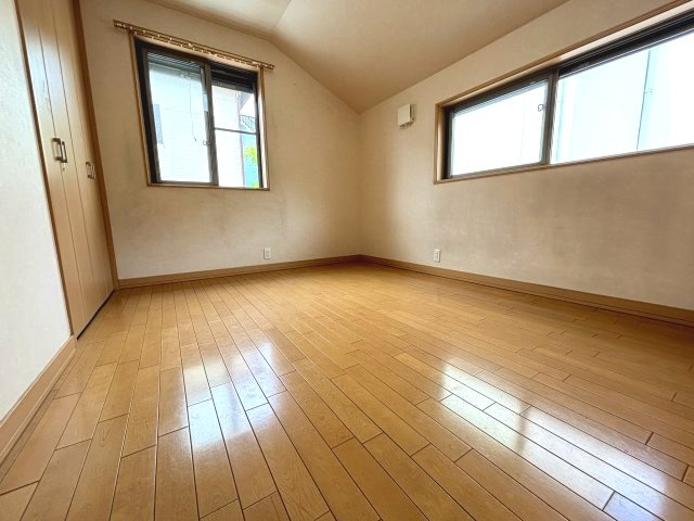 2階洋室約5.5帖。北西向きですが、２面採光なので明るいお部屋です。