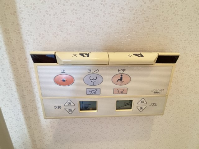 ２階のトイレも温水洗浄暖房便座付きです。