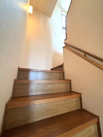 階段には手すりがあるので、小さなお子さまからご高齢の方まで安心してお暮しいただけます。