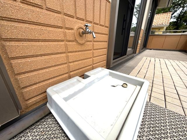 バルコニーのお掃除に便利な水栓がございます。
