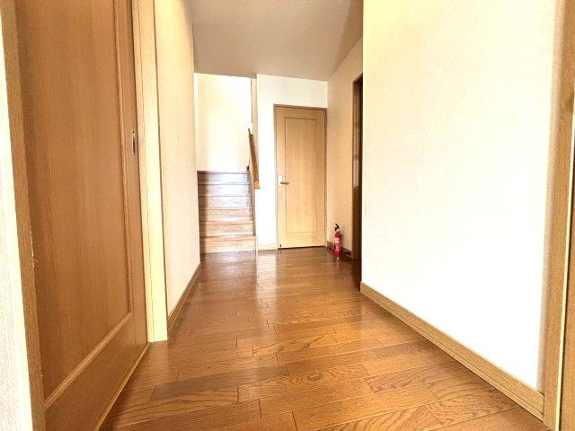 １階のホールは贅沢を感じる広さです。
