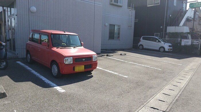 ロイヤル西御座の駐車場|駐車場