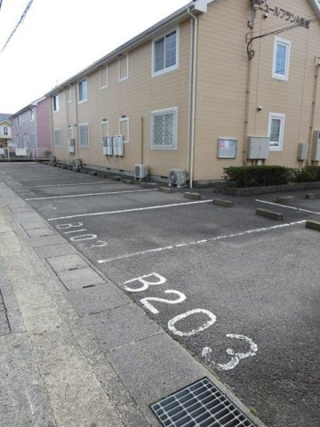 ニュールフランＢ号館の駐車場|駐車場があるので、車を買う予定の方も安心です