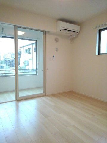 ボヌールメゾンＡの居間・リビング|こちらのリビングで趣味の時間をお楽しみください