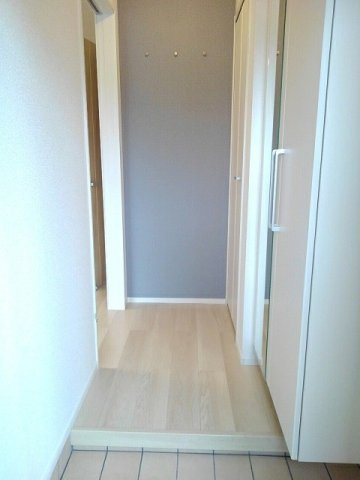 ボヌールメゾンＡの玄関|明るい玄関です